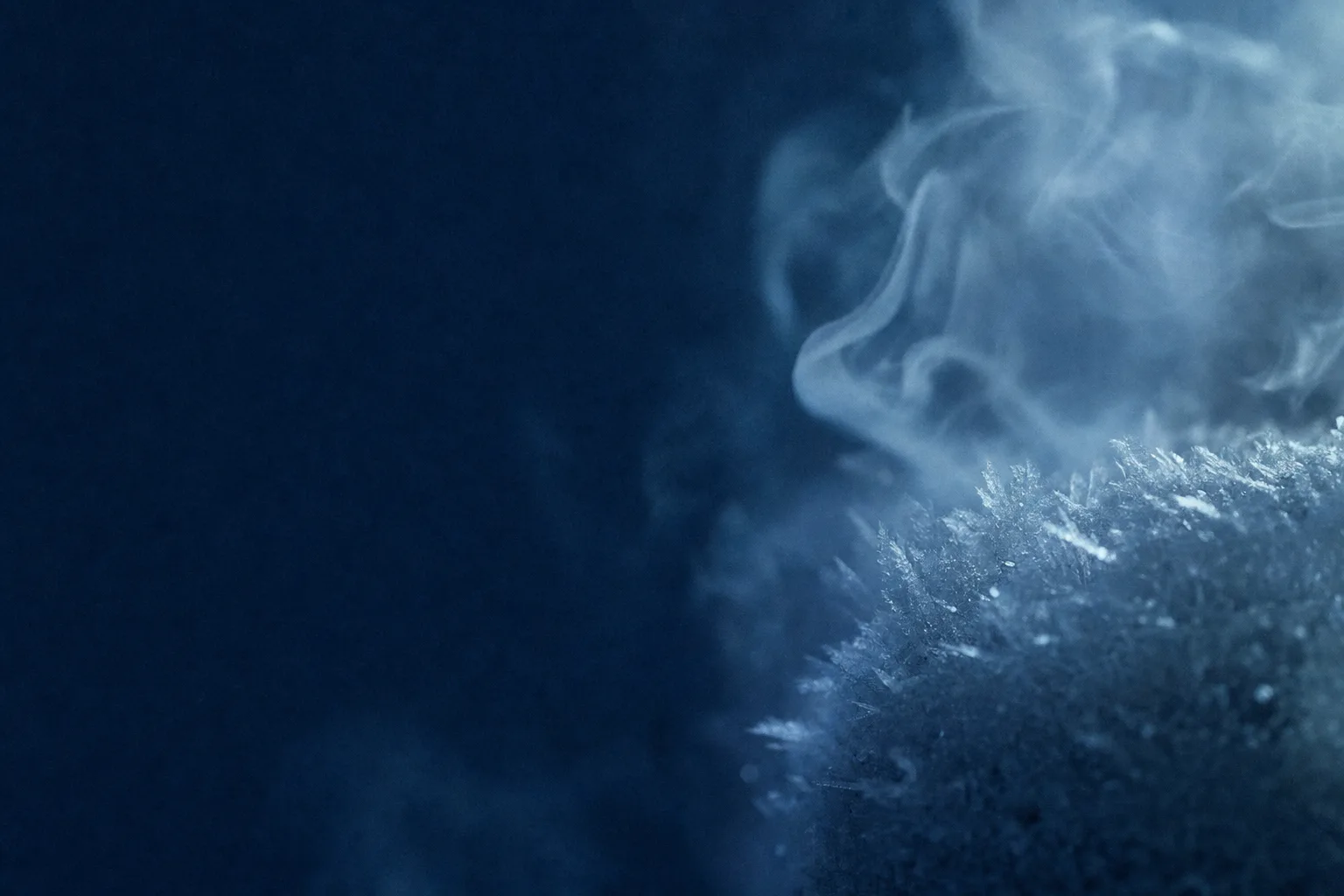 Vapeur de froid et cristaux de givre, évoquant l'air refroidi d'une cabine de cryothérapie